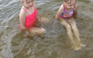 dwie dziewczynki w wodzie na kąpielisku strzeżonym