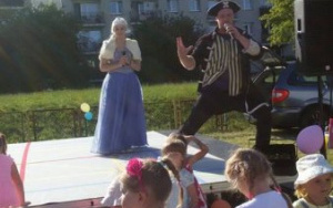 Pan Błażej - pirat z królewną na scenie, pod sceną dzieci