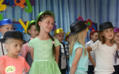 Radosne dzieci w kolorowych kapeluszach. 