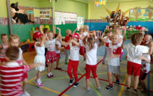 4. - 4. latki zaklinają tańcem polską drużynę do walki