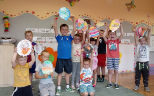 dzieci prezentują balony malowane farbami