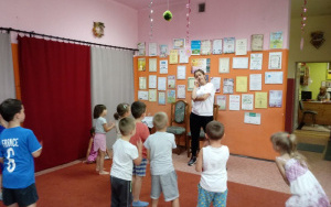 Pani Ania ćwiczy z dziećmi układ taneczny