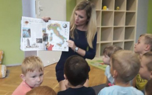 Pani Martynka opowiada dzieciom o Italii, pokazuje kontynent w książce