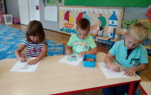 Zoaia, Bartuś i Kamil z zaangażowaniem kolorują obrazki