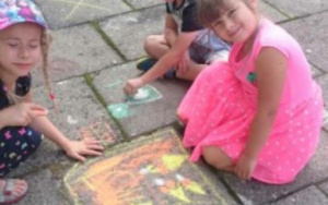 Amelka i Maja dumnie prezentują swój malunek na chodnikowej płycie