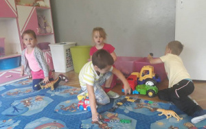 4. latki bawią się na dywanie