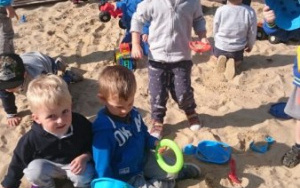Chłopcy bawią się w piaskownicy