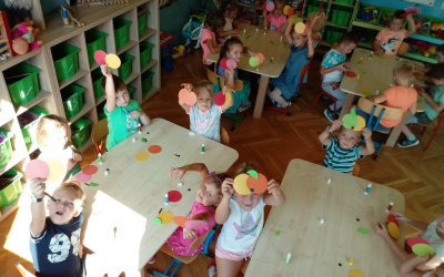 dzieci robią kolorowe wizytówki - jabłka z kół