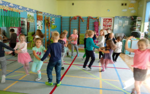 zadowolone dzieci tańczą przy muzyce