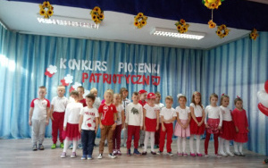 5.-6. latki na scenie w biało-czerwonych strojach