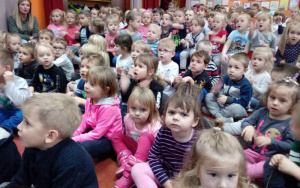 przedszkolaki - widownia -  śpiewająwraz z Baśniową Kapelą