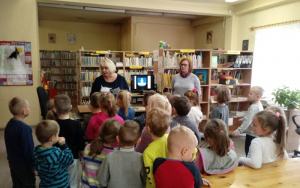 Dzieci oglądają krótką prezentację multimedialną przygotowaną przez Panie z biblioteki