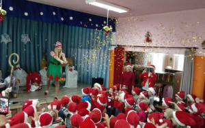 Pani Martynka - elf,wystrzeliwuje złote konfetti ponad dziećmi