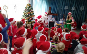 Pani Martynka - elf, wspólnie z Mikołajem i dziećmi tańczą wesoły taniec