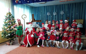 grupa 3 latków z elfem,Mikołajem i Panią Sonią pozuje do zdjęcia