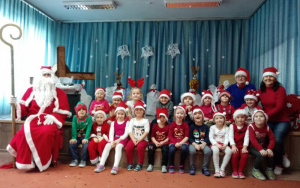 grupa 4. latków z Mikołajem i Paniami Iwonkąi Wiolą pozuje do zdjęcia