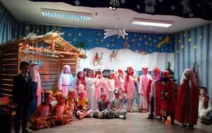na scenie aniołki,trzej królowie,Józef i Maryja z dzieciątkiem w stajence, przed stajenką zwierzątka,obok Borys - narrator