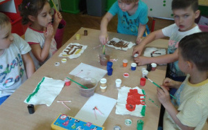 Przedszkolaki malują farbami z pasją