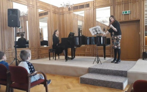 dwie kobiety - pianistka i skrzypaczka, grają na instrumentach