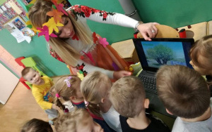 Nauczycielka - Pani Wiosnawspólnie z dziećmi oglądaprezentację multimedialną