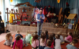 mężczyzna prezentuje dzieciom klarnet - instrument dęty drewniany