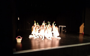 zespół Perełki w różowych, baletowych strojach z kwiatami w rękach podczas wystepu na scenie