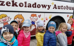 zniecierpliwione dzieci przed autobusem z napisem czekoladowy autobus
