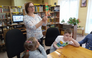 Pani Marysia prezentuje dzieciom wzór gotowej zakładki do książek