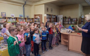 dzieci stoją w grupie w dwoma palcami uniesionymi do góry, składają przysięgęmłodego czytelnika