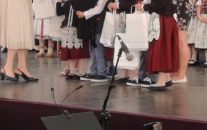 dzieci w zagłębiowskich strojach odbierają nagrody na scenie