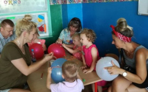 dzieci wraz z rodzicami wspólnie ozdabiają balony