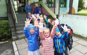 przed przedszkolem grupa 5. - 6. latków zaopatrzona w foliowe rękawice gotowa do sprzątania świata