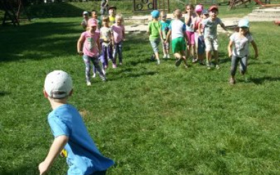 6 latki B i ich sportowe zabawy na placu przedszkolnym