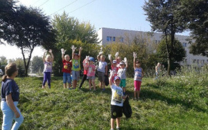 Dzieci z grupy 4 latki A podczas akcji Sprzątamy świat