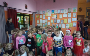 dzieci z grupy 5, latków śpiewają piosenkę dla Mikołaja