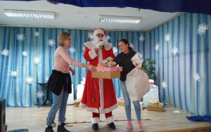 Mikołaj wręcza prezenty dla drugiej  grupy maluszków Pani Tatianie