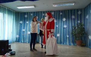 Mikołaj wręcza prezenty dla 5, - 6, latków Pani Dominice w białym swetrze