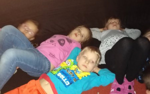 dzieci leżą na plecach w namiocie Orbitek