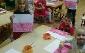 dzieci przy stolikach malują flagę Polski (1)
