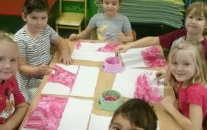 dzieci przy stolikach malują flagę Polski (2)