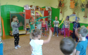 dzieci z grupy 0A tańczą ze wstążkami