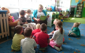 Pani Małgosia czyta dzieciom z grupy 4 latki B