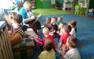 Przedszkolaki słuchają czytanej przez Panią Małgosię książki