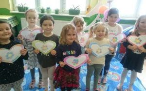 Dziewczynki z papierowymi, kolorowymi sercami w dłoniach