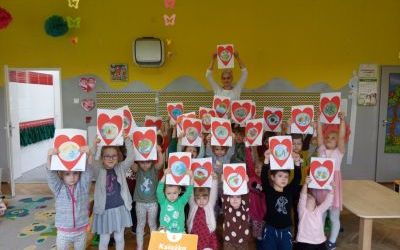 Dzieci prezentują prace Serce dla Ziemi