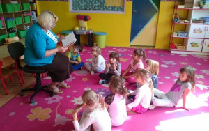 Pani Małgosia czyta przedszkolakom