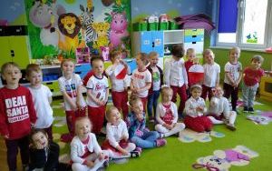 dzieci w białoczerwonych strojach pozują do zdjęć (1)