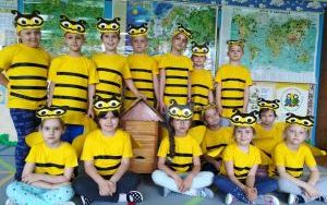 dzieci w strojach pszczółek wraz z ulem pozują do zdjęcia