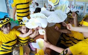 dzieci w strojach pszczółek podczas zajęć plastycznych (2)
