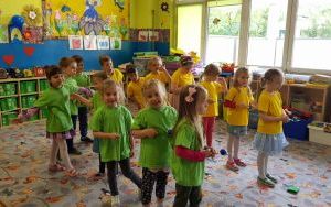 Zabawy dzieci w przedszkolu podczs ich święta (2)